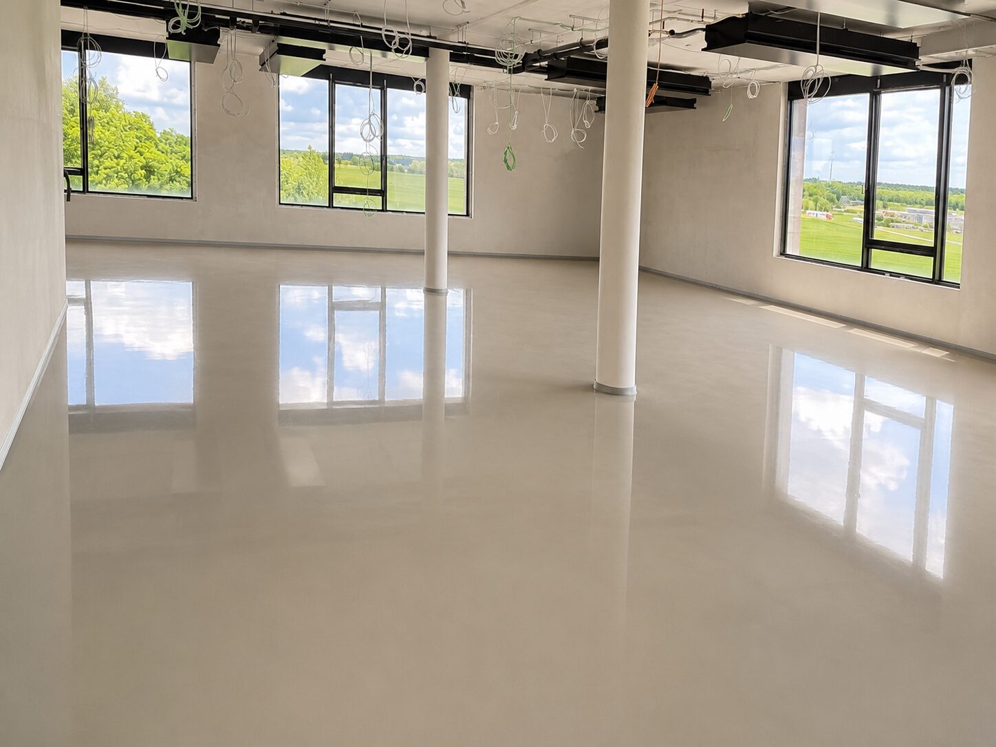 Fugenloser Designboden in großer Halle – Lenz Wohntex Michelfeld