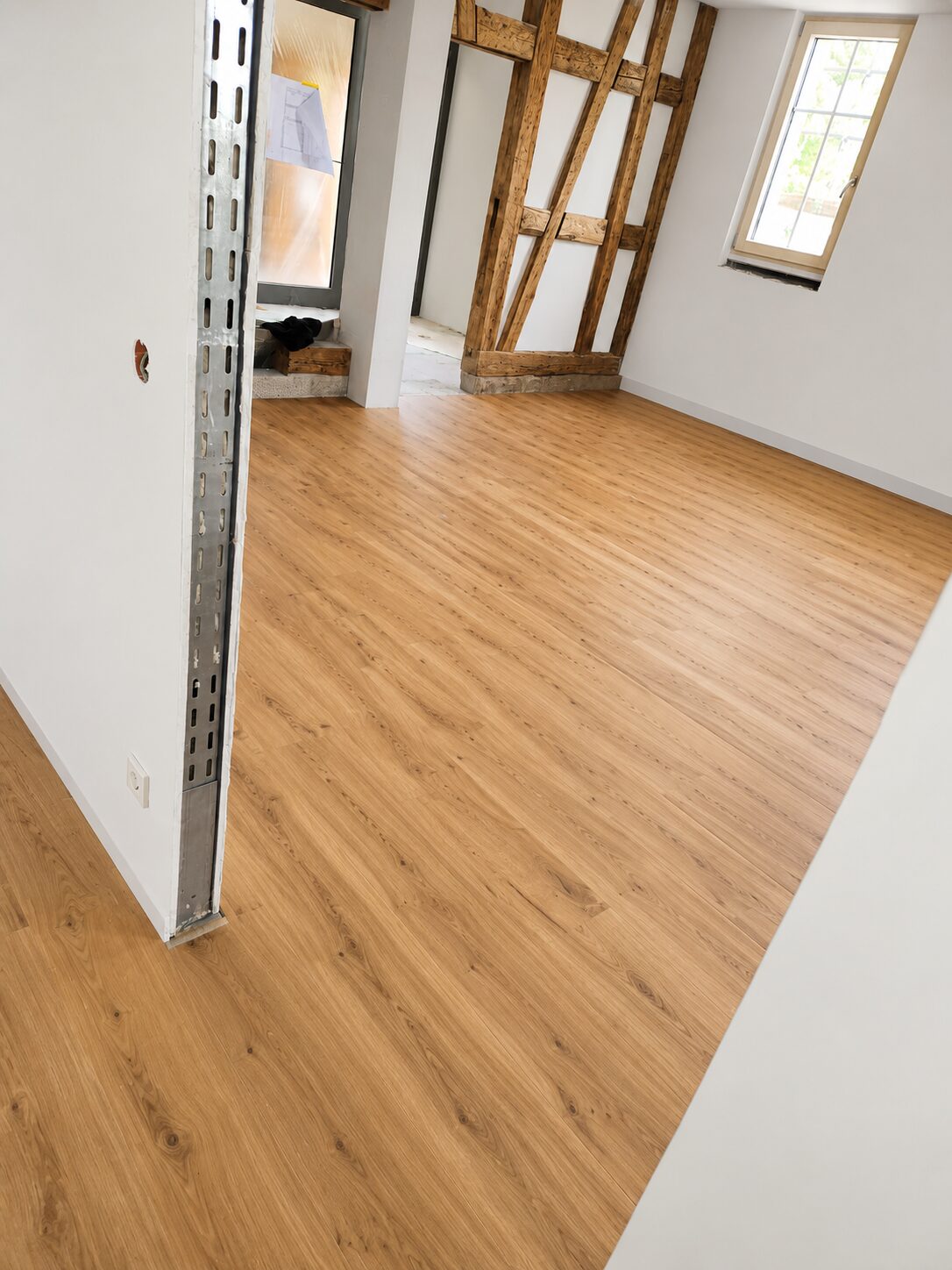 Vinyl-Designboden in Holzoptik in Raum mit Fachwerk – Lenz Wohntex Michelfeld